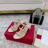 Üstler Kadın Sandalet Deri Tasarımcı Sandles Kırmızı Dipler Topuklu Pompalar Sıradan Altın Yaz Perçinli Çivili Çiftler Slingback Yüksek Düğün Partisi Tıknaz Topuk Boyutu 34-42