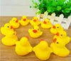 MINI Rubber Duck Batck PVC مع صوت بطة بطة تطفو لعبة مياه للسباحة للسباحة هدية للطفل