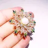 Designer Women Pearl Brooch Snowflake Suit Brooches for Woman Zircon Lady Flower Pins Vintage Elegant Luxury Bride Dress Pins Button Pin Fashion Scarf Buckle