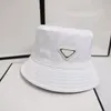 Stingy Brim Chapéus Designer Buckets Homens Mulheres Doce Algodão Metal Triangle211V