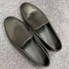 Mocasines de piel de vaca Resbalón negro en estilo británico Hombres Conducción Barcos Zapatos planos perezosos Caballeros Zapatos de vestir formales