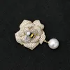 レディース真珠のブローチラインストーンの花ミツバチのコサージュブローチ女性ジルコンレディピンヴィンテージエレガントなフルドレスピンシルバーゴールドトップピンファッション