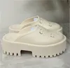 Zapatillas perforadas de marca para mujer, sandalias de diseñador con plataforma, cuña de goma con recortes, materiales transparentes, sandalias de playa a la moda, 2022