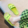 2023 Summer B Home Slippers Män och kvinnliga Par Letters All-Match Fashion One Word Outside Wear Non-Slip Beach Sandals Size Us 12/13/14 Bigger Size 44/45/46