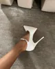 Amina Muaddi Yigit plataforma de cetim de seda Sapatos de salto alto branco Stiletto dedos pontiagudos para mulheres Designers de luxo Sapato para noite Calçado de fábrica com tira no tornozelo