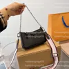 Kadınlar Moda Pochette Mini Çanta Siyah Kabartmalı Monogramlar Çanta Cüzdan Strap Küçük Çapraz Vücut Tasarımcı Çantalar Mektubu Çiçek Kompakt Omuz Çantaları