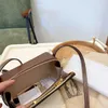 Klasyczne Unisex Crossbody Torba Klapa Brązowa Praktyczna Mini Torba Sprzęgła List Drukuj Podwójny Spell Leather Gold Metal Klamra Wymienny Pasek Ramię Torebka Projektant