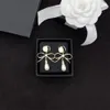 Brincos de a￧o inoxid￡vel Designer para mulheres Brincos de p￩rolas de cadeia longa Earros de cristal j￳ias finas simples dongjewelrys