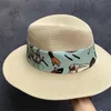 Designer stråhatt för damer Mode mångsidiga brättehattar Lyxiga flätade resor Hästkapplöpningssolskydd Kepsar Baseballkeps av hög kvalitet Bucket Hat