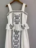カジュアルドレスデロカ高品質の夏の女性ファッション滑走路ホリデーロングドレスセクシーなスパゲッティストラップ刺繍フリルヘムエレガントドレス