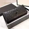 Designer Donna Borsa Saffiano Portafogli lunghi Italia Luxury Brand Triangolo smaltato Logo Pelle di vacchetta Portafoglio due pieghe Porta carte da donna Porta monete da uomo