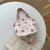 Japansk kawaii shoppare väskor ins stor kapacitet persika tryck kvinnor axelväska modebrev vintage kvinnlig duk väska