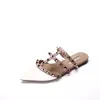 Designer Kvinnor Heels Party Sandals Fasn Rivets Tjejer Sexiga Pekade Dansskor Bröllopsrem Studded Strappy Klänning Skor Val Latent Läder Fantastiskt Slipper Guld