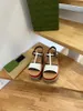 2022 Nieuwe stijl slippers sandaalschuifregelaars macaron dikke bodem gesp gew zacht bodem mode g huis slipper vrouwen dragen strand flip-flops