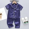 LJW Kinderpyjama-Set Babyanzug Kinderkleidung Kleinkind Jungen Mädchen Eisseide Satin Tops Hosen Set Home Wear 220507