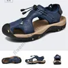 Sandali di grandi dimensioni da uomo 2022 estate nuovo sandalo con punta traspirante per il tempo libero all'aperto Scarpe da spiaggia casual Strato di testa pelle bovina Racer Blu Bianco 001