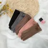 Guantes de cinco dedos Mujeres Invierno Mantener caliente Pantalla táctil Más terciopelo Interior Espesar Bola de pelo Lindo Encantador Ciclismo Drive A prueba de viento Gamuza Fashio