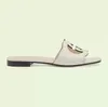 Chaussures de sandales bien-aimées de luxe Sandales découpées entre verrouillage en cuir métallique flip flop