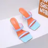Slippers Spring and Summer European American Square Head Personality Color Combating Word com Sandalslippers de Cristal Casual High Heel