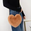 Akşam çantaları moda kadınlar kalp şeklindeki çanta sevimli kawaii sahte kürk cüzdan cüzdan çantası peluş zincir omuz çantası Lady Handbagsev