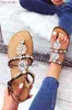 2020 Nya modekvinnor Sandaler Rhinestone Comfort Inside Summer Diamond Thong Crystal Flip Flops Shoes Flat Beach220513