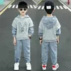 Ensembles de vêtements Printemps Automne Coton Garçons Denim Ensemble 2022 Coréen Pull à capuche imprimé Jeans décontractés Costume deux pièces Mode Enfants