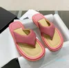 Designer Sandals 22SS Kvinnor Flip-Flops Tjock Bottom Square Toe Slippers äkta läder yttersula Fårskinn Foder strandskor Bule E5625