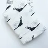 Ins Infant Muslin BlanketsクラスA 115 * 115cm純粋な綿動物漫画プリント黒と白の赤ん坊の新生児スワッドルホールドブランケットバスタオルバスルームローブムスリンキルト