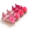 Primeros caminantes 2022 zapatos de bebé nacidos flores encantadoras niña suela suave multicolor suela antideslizante mocasines infantiles