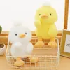 Kawaii Plush Duck Dolls Amarelo desenho animado branco de pelúcia de pelúcia de pelúcia suave acompanha travesseiros de aniversário presentes de natal para crianças 23cm LA405