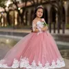 Śliczne różowe księżniczki Flower Girls sukienki klejnot klejnot szyi długie rękawy tiul białe koronkowe aplikacje balowe suknie dla dzieci urodziny