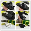 Mężczyźni Slippper Sandals Designer Czarne białe skórzane buty Slajd Stride Summer Wide Flat Slippery z grubymi sandałowymi klapkami 0004