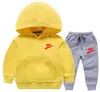 Baby Brand Roupas Conjuntos de crianças Terno de aniversário Meninos Cotton Tacksuits Kids Letter Print Sport Suits Hoodies Top calças 2PCs Conjunto