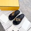 2024 Fashion Slippers Femmes hommes Sandale Designer de luxe Lady Mentlemen Colorful Canvas Letter Anatomic Leather Slide Style Modèle 35-42 DQBAG