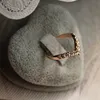 Donne coreane a forma di V di design con anello di diamanti rosa semplici produttori di gioielli con anello di coda all'ingrosso bancarelle calde