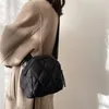 2022 Mulheres Nylon Bolsas De Ombro Quilted Bolsa Preta Senhora Bonita Tendências Bonitos Telefone Inteligente Portátil Portátil Zippy Todos os dias Crossbody Bag