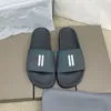 2022 Designer slippers zwembadglaasje gloed in de donkere mannen vrouwen schuifregelaar zwart rood grijs wit met doos stofzak schoenen strand glijbanen platte dames sandalen slip flops slipper