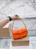 2022 Populares bolsos de hombro con almohada para mujer, bolso cruzado de diseñador, bolsos de alta calidad con cuero ultrasuave y correas desmontables de hardware de firma envuelto Nuevo