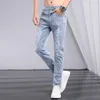 Herr jeans sommaren mäns pojkar mångsidiga avslappnade trend stretch ljus blå smala små fotbyxor