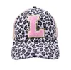 26 Buchstaben Leoparden-Pferdeschwanz-Mütze, überkreuzte, unordentliche Brötchen-Hüte, Stickerei-Buchstaben, gewaschene Baumwolle, Snapback-Kappen, lässiger Sommer-Batik-Outdoor-Hut für Damen und Herren