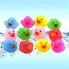 12 datorer Hela barn Summer Swimming Pools Spela barn Småbarn Baby Bath Toys Rubber Colorful Quack Ducks3989018