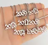 1980-2019 Anno di nascita personalizzato Numero Collane pendenti Collana iniziale corona personalizzata Per le donne Gioielli di compleanno per ragazze Regalo speciale per l'anno