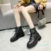 2022 Nuevo Black Ankle Biker Chunky Plataforma Pisos Botas de combate Tacón bajo Botines con cordones Cadenas de cuero Logo Hebilla Mujeres Diseñadores de lujo