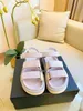 2022 봄 / 여름 여성 디자이너 샌들 럭셔리 샌들 플랫 바닥 로마 신발 핑크 가죽 두 개의 스트랩 크기 35-40 브랜드 상자
