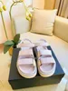 2022 Vår / sommar Kvinnors Designers Sandaler Lyx Sandal Flat Bottom Roman Skor Rosa Läder Två Straps Storlek 35-40 Med Brand Box