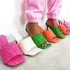 Тапочки 2022 Женщины Квадратный Носок Низкий каблук Мул в розовом махровом полотенце Ткань Женская трава Зеленые толстые подошвы сандалии