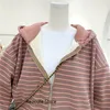 Felpa con cappuccio con cerniera a righe da donna Cappotto di grandi dimensioni Giacca in pile addensato casual allentato Felpa con cappuccio foderata in sherpa con zip intera 220324