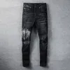 Черные джинсы скинни растягиваются для мужского байкера.