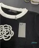 2022-T-shirt en tricot pour femmes couleur contrastée camélia tridimensionnel perlé extensible col rond manches courtes pull en tricot de soie glacée