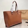 Bolsa de compras clássica de temperamento grande bolsa feminina de mão nas axilas bolsa de metal para decoração de letras bolsas de grife